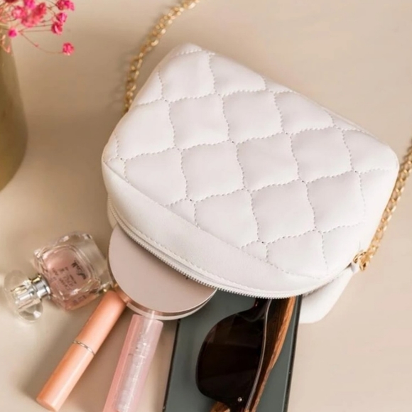 ✨️Mini White Quilted Gold Chain Crossbody Purse✨️ - Picture 5 of 12